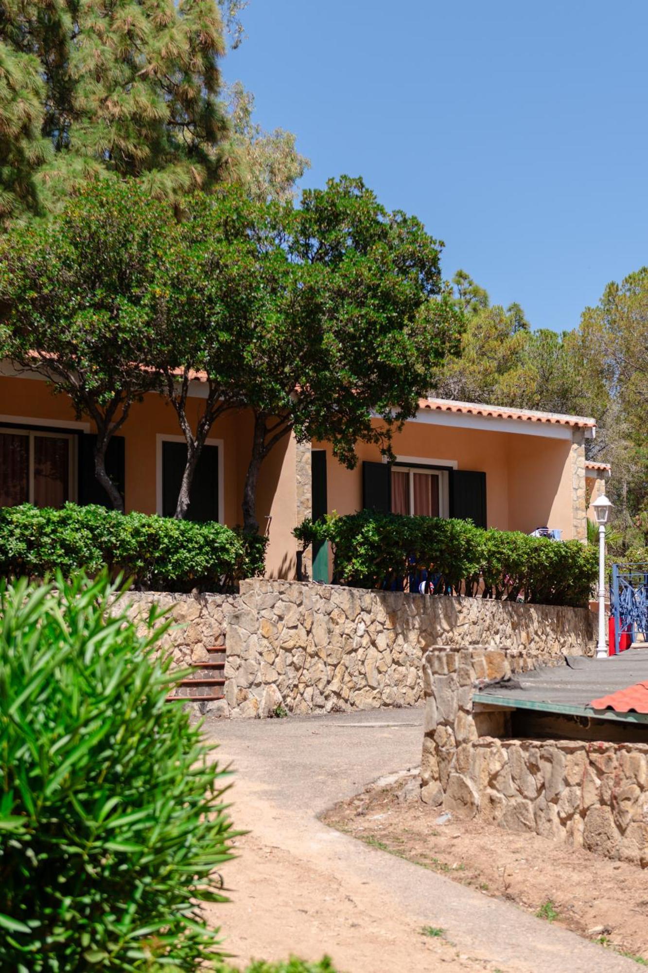 Hotel Amareclub Rocca Dorada Santa Margherita di Pula Esterno foto