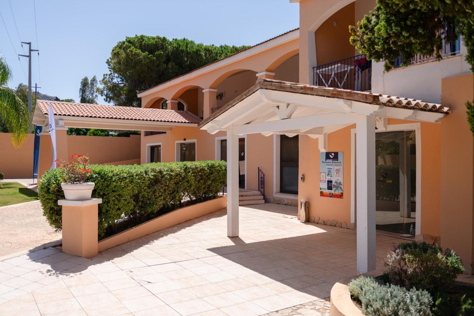 Hotel Amareclub Rocca Dorada Santa Margherita di Pula Esterno foto